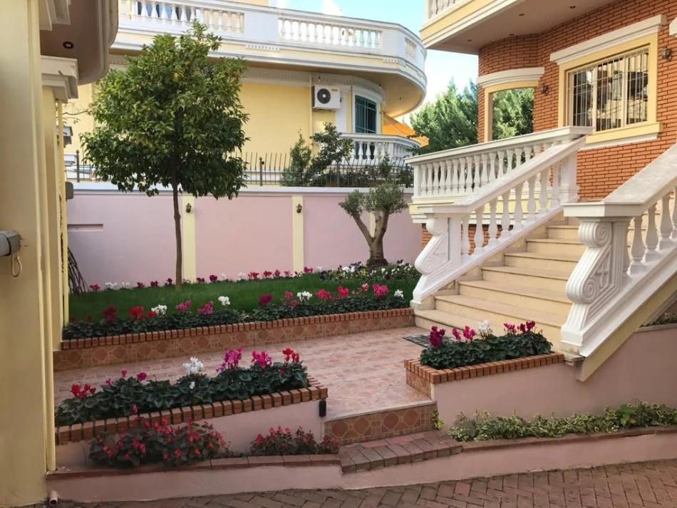 Tirane, shitet Vile , 610 m²,415 m2 truall, 4.000.000 € (KOPSHTI BOTANIK),TIRANE