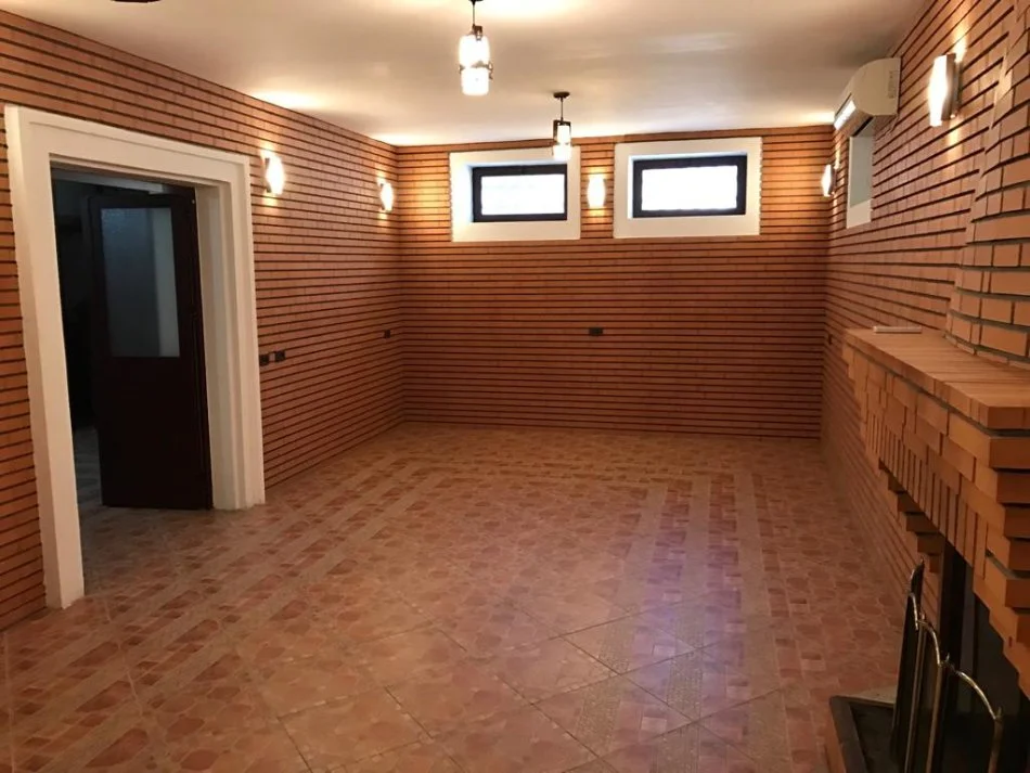 Tirane, shitet Vile , 610 m²,415 m2 truall, 4.000.000 € (KOPSHTI BOTANIK),TIRANE