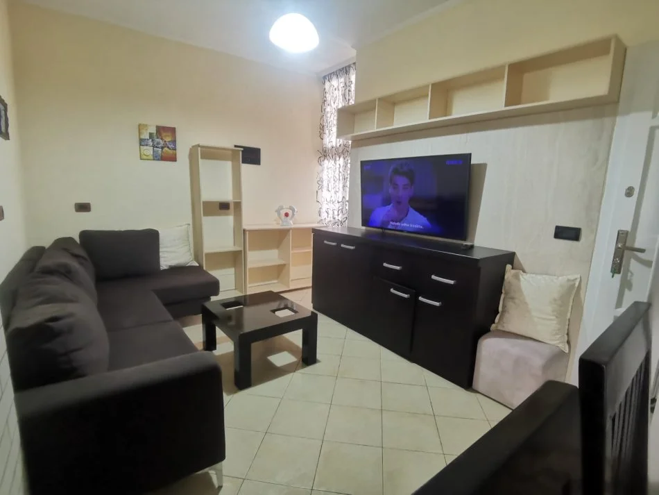 Tirane, jepet me qera Vile 1+1+Ballkon Kati 2, 60 m² 450 € (Gjon mili)