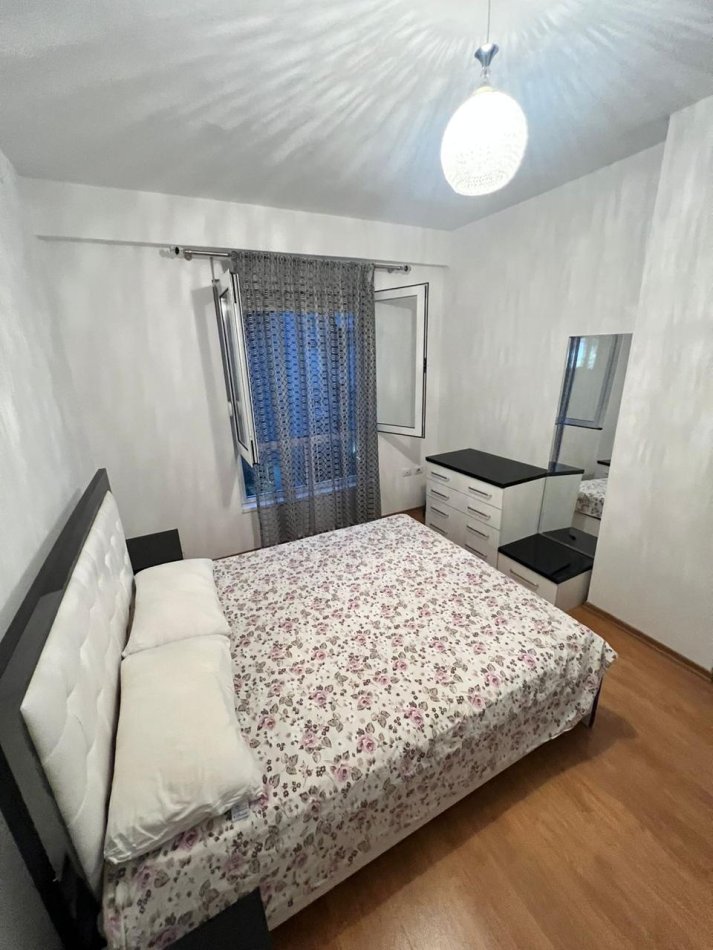 Tirane, jepet me qera apartament 2+1+Ballkon Kati 3, 90 m² 500 € (Ndre Mjeda)