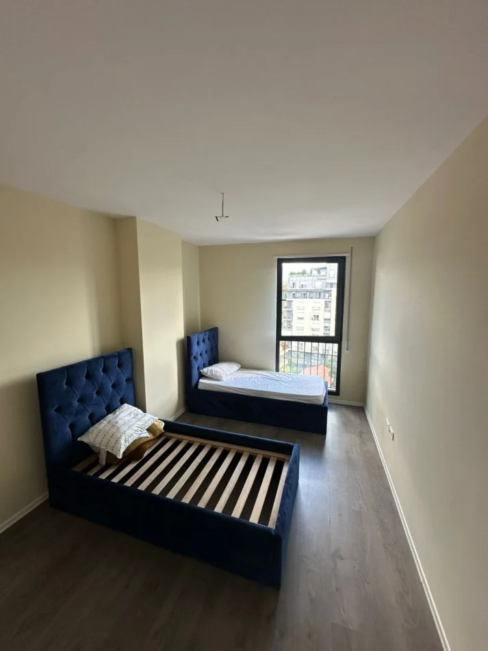 Tirane, jepet me qera apartament 2+1+Ballkon Kati 7, 110 m² 800 € (Komuna e Parisit)