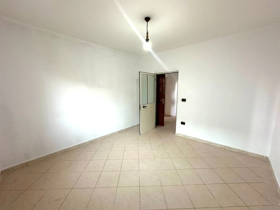 Durres, shitet apartament 1+1 Kati 2, 65 m² 65.000 € (Te stadiumi)