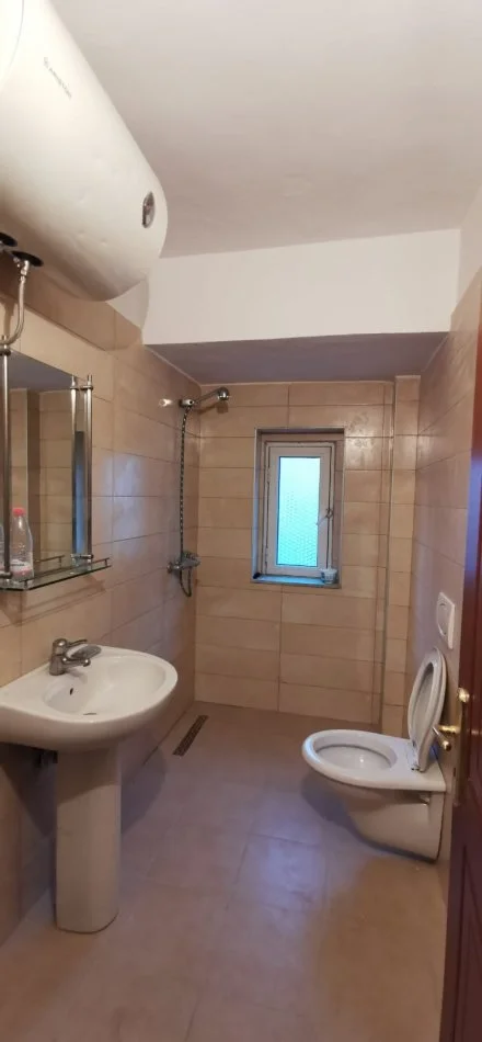 Tirane, jepet me qera apartament Kati 3, 63 m² 500 € (Rruga)
