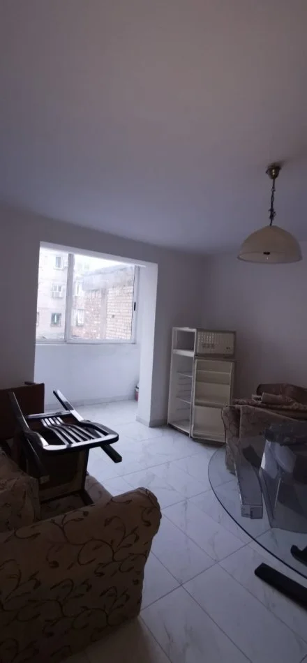 Tirane, jepet me qera apartament Kati 3, 63 m² 500 € (Rruga)