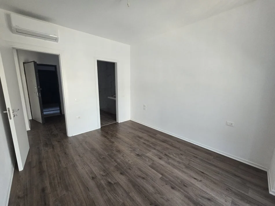 Tirane, jepet me qera apartament 2+1+Ballkon Kati 1, 96 m² 650 € (Dom Bosko)