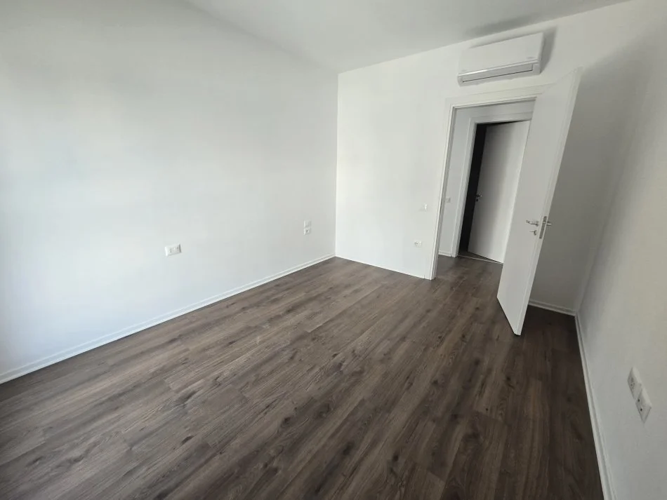 Tirane, jepet me qera apartament 2+1+Ballkon Kati 1, 96 m² 650 € (Dom Bosko)