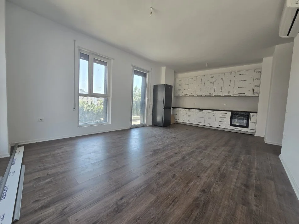 Tirane, jepet me qera apartament 2+1+Ballkon Kati 1, 96 m² 650 € (Dom Bosko)