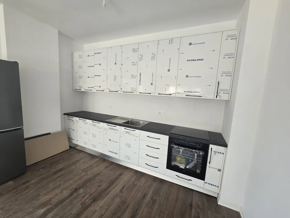 Tirane, jepet me qera apartament 2+1+Ballkon Kati 1, 96 m² 650 € (Dom Bosko)