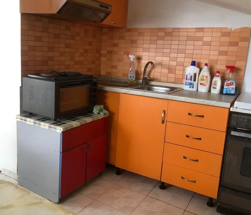 Tirane, jepet me qera garsonier 1+1 Kati 1, 35 m² (Fundi Rruges Jordan Misja)