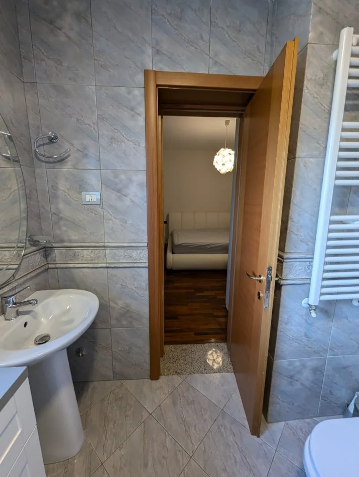 Tirane, jepet me qera apartament 3+1+3, 170.78 m2 , 2300 €uro/muaj (Rruga SAMI FRASHERI,TIRANE)