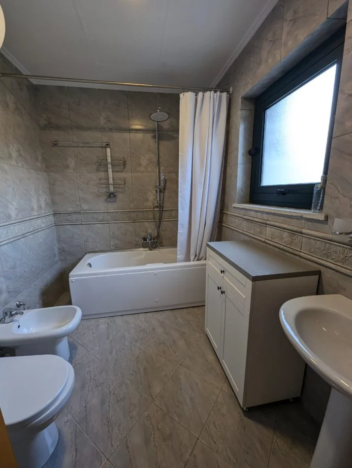 Tirane, jepet me qera apartament 3+1+3, 170.78 m2 , 2300 €uro/muaj (Rruga SAMI FRASHERI,TIRANE)