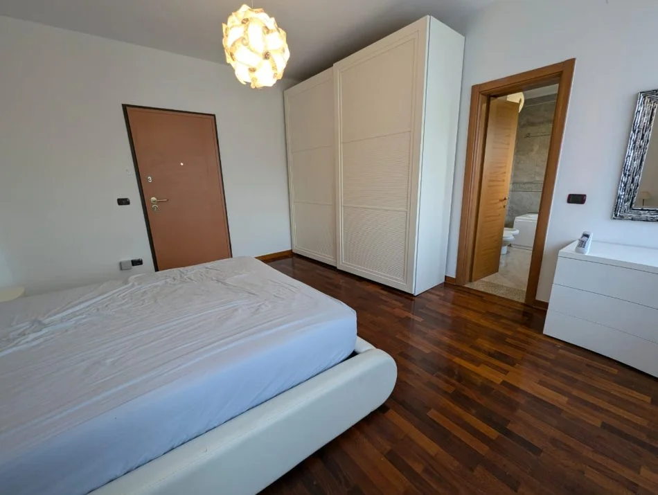 Tirane, jepet me qera apartament 3+1+3, 170.78 m2 , 2300 €uro/muaj (Rruga SAMI FRASHERI,TIRANE)