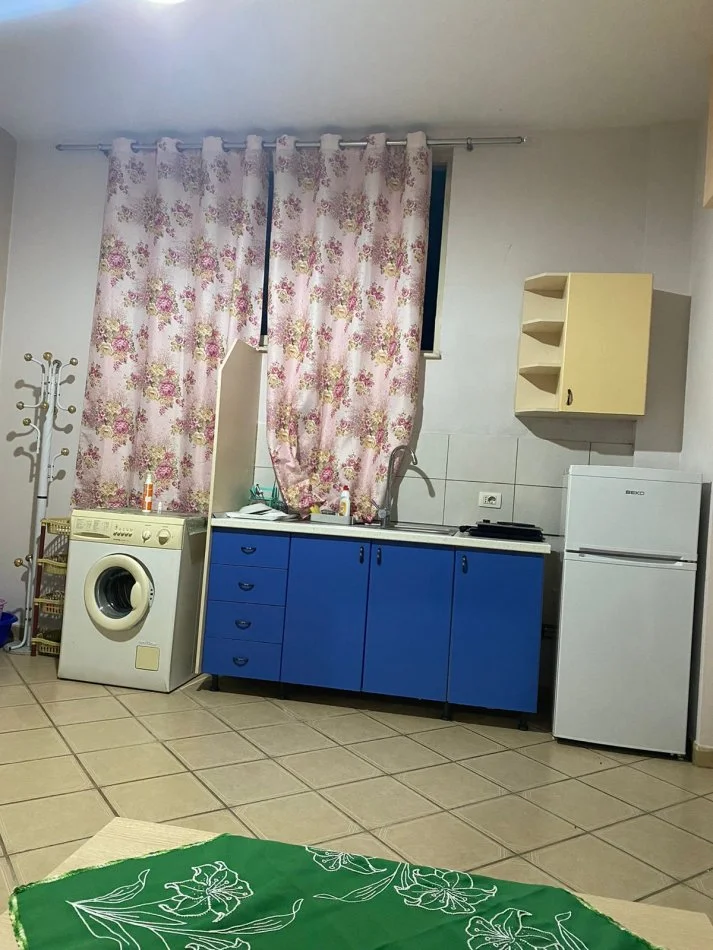 Tirane, jepet me qera garsonier 1+1 Kati 1, 35 m² (Ish Tregu Ushqimor, Pran Shkolles 1 Qershori)