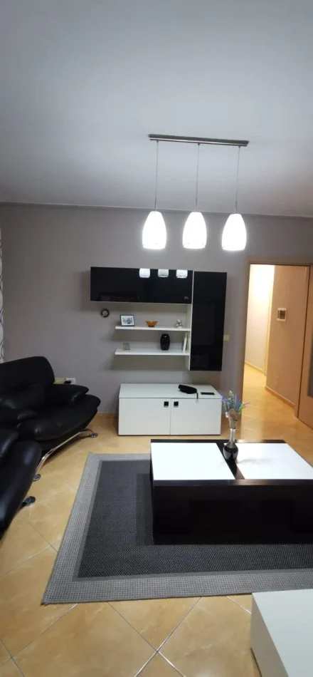 Tirane, jepet me qera apartament 2+1+Aneks+Ballkon Kati 5, 600 € 