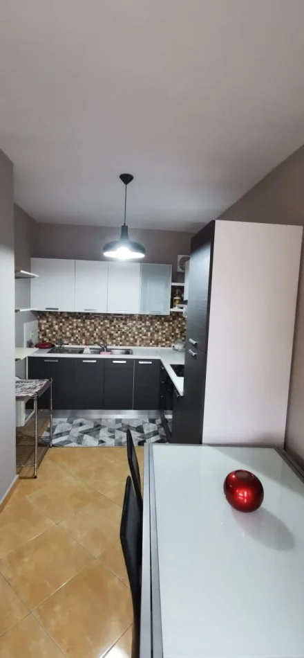 Tirane, jepet me qera apartament 2+1+Aneks+Ballkon Kati 5, 600 € 
