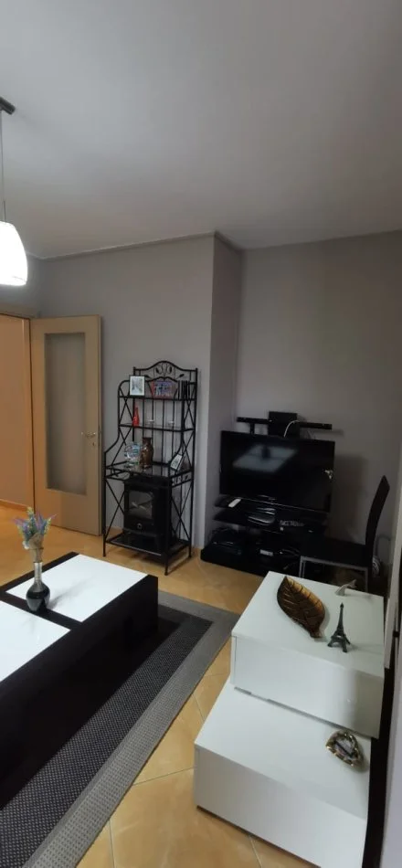 Tirane, jepet me qera apartament 2+1+Aneks+Ballkon Kati 5, 600 € 
