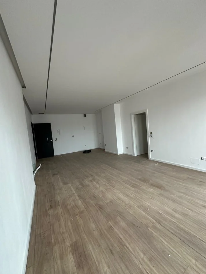 Tirane, jepet me qera ambjent biznesi Kati 13, 160 m² 1.000 € (Rruga e Kavajes)