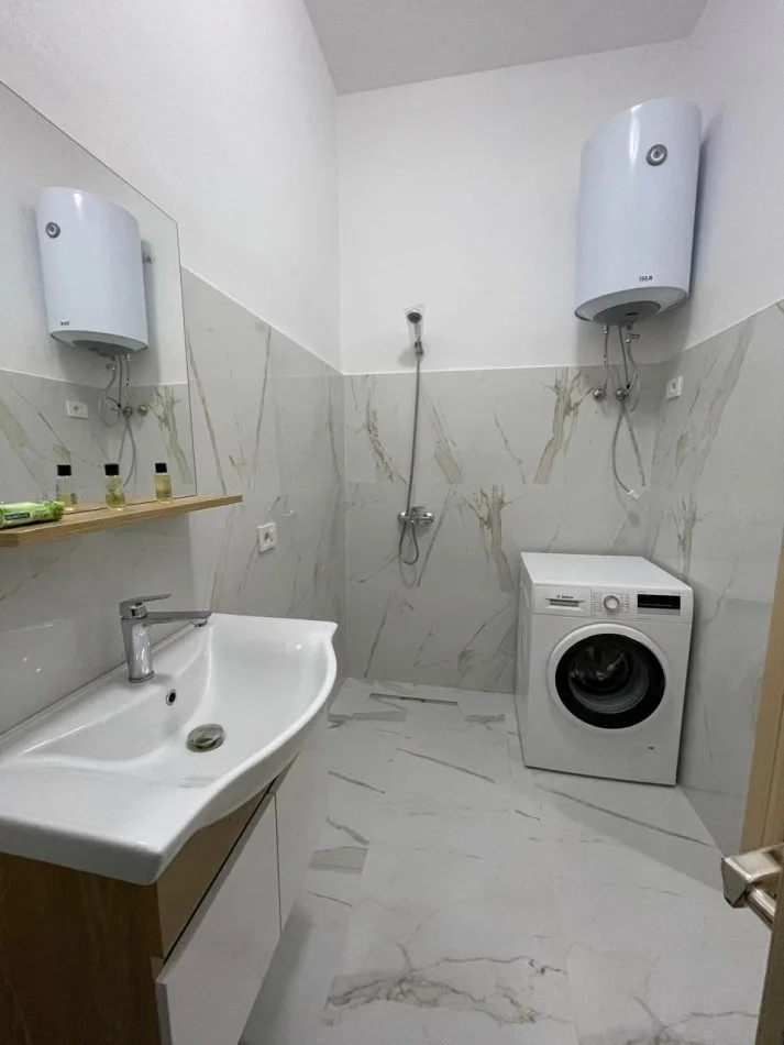 Tirane, jepet me qera apartament duplex 1+1 Kati 1, 60 m² 450 € (Peti)