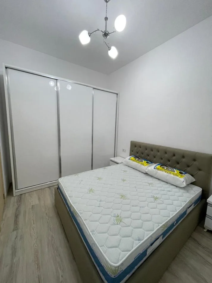 Tirane, jepet me qera apartament duplex 1+1 Kati 1, 60 m² 450 € (Peti)