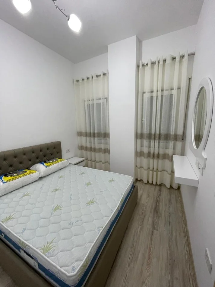 Tirane, jepet me qera apartament duplex 1+1 Kati 1, 60 m² 450 € (Peti)