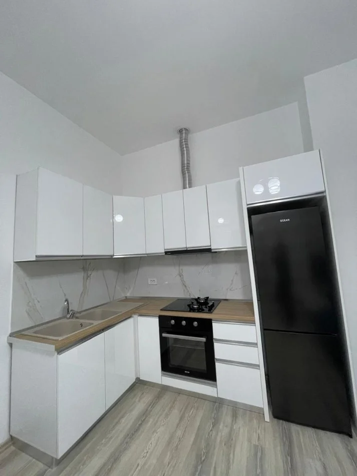 Tirane, jepet me qera apartament duplex 1+1 Kati 1, 60 m² 450 € (Peti)