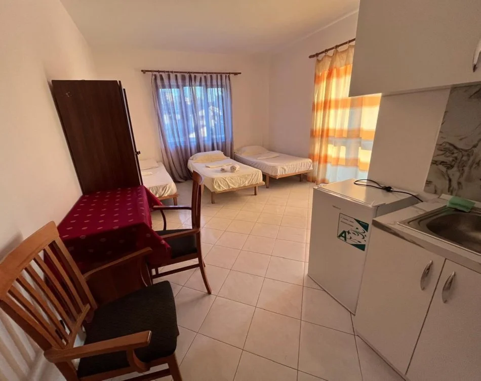 Tirane, jepet me qera garsonier 1+1 Kati 2, 45 m² (100 m pa vajt tek Sanatoriumi)