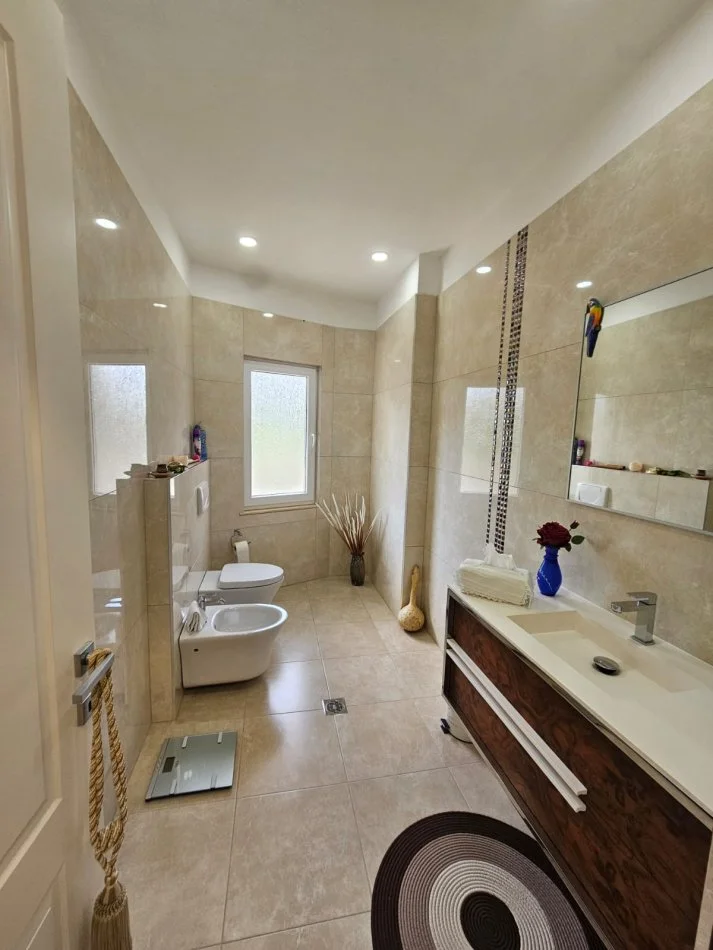 jepet me qera Vile 3 Katshe , 4 m² 5.000 € (Liqeni i Thate)