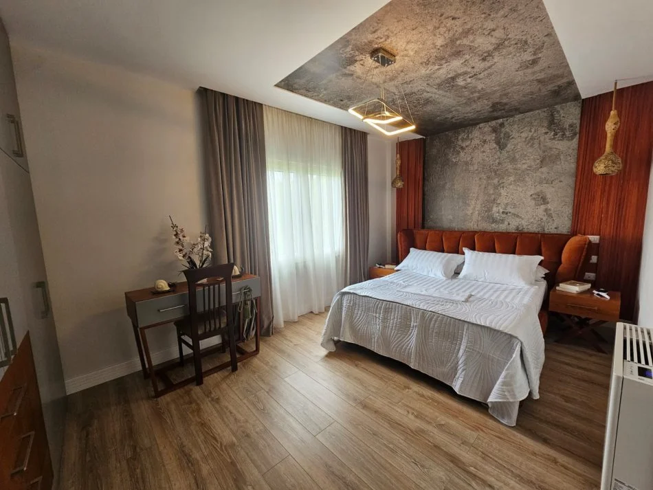 jepet me qera Vile 3 Katshe , 4 m² 5.000 € (Liqeni i Thate)