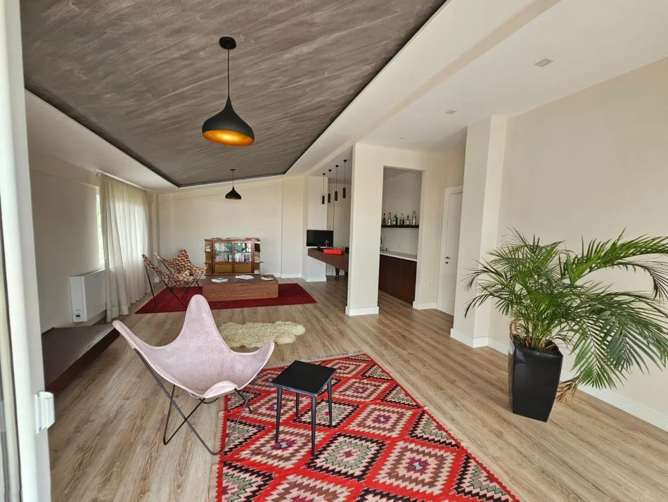 jepet me qera Vile 3 Katshe , 4 m² 5.000 € (Liqeni i Thate)