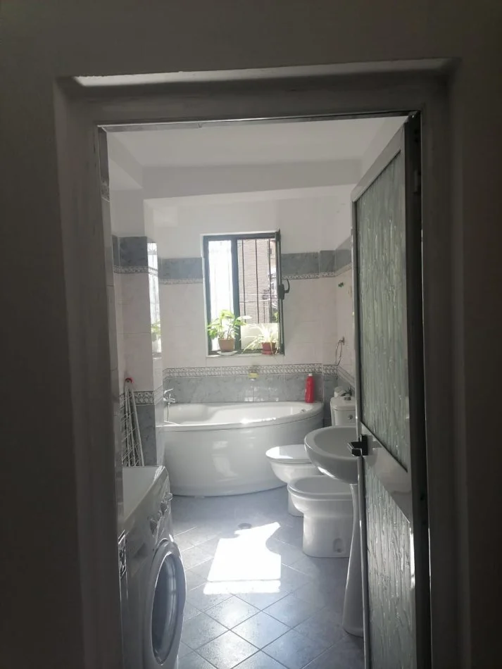 Tirane, shitet apartament 3+1+Ballkon Kati 2, 