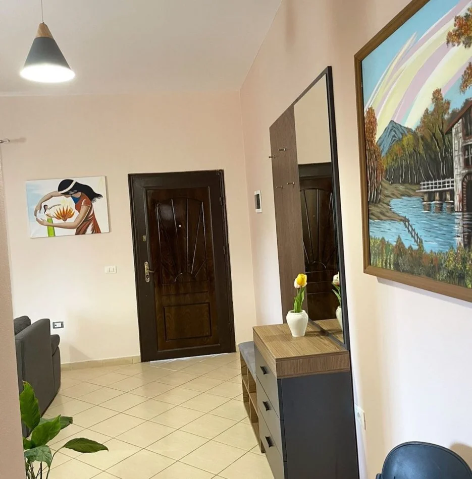 Tirane, jepet me qera Vile 1+1 Kati 2, 60 m² 600 € (Rruga Elbasanit)