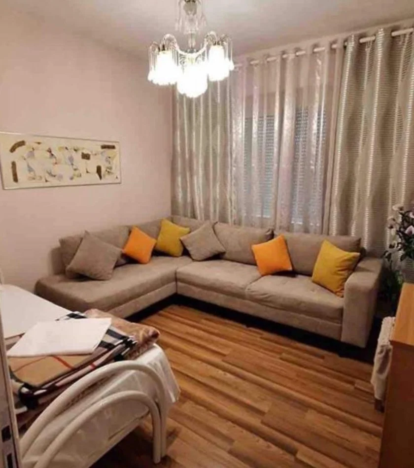 Tirane, shitet apartament Kati 6, 