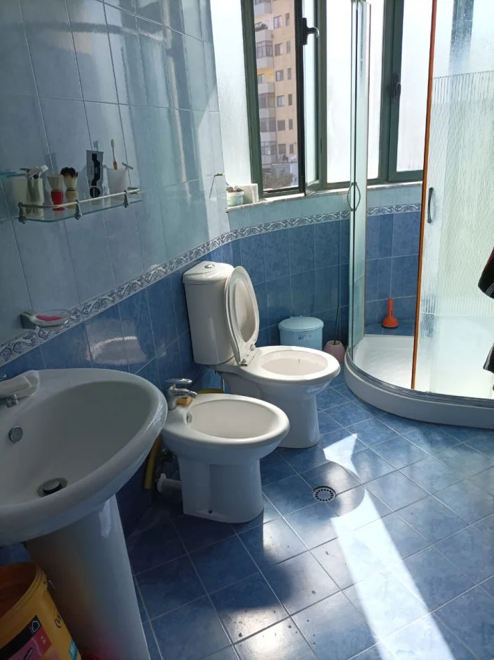 Tirane, jap me qera shtepi 2 Katshe , 220 m² 1.000 €