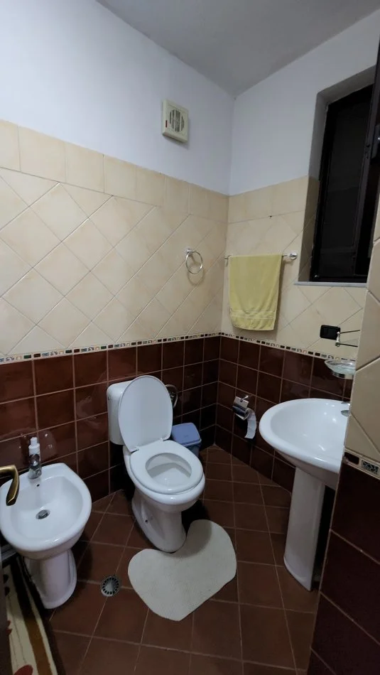Tirane, jepet me qera apartament 2+1+Ballkon Kati 5, 90 m² 600 €