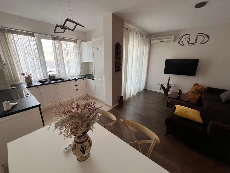 Tirane, jepet me qera apartament 2+1+Ballkon Kati 4, 100 m² 701 € (Siper Kopshtit Zoologjik)