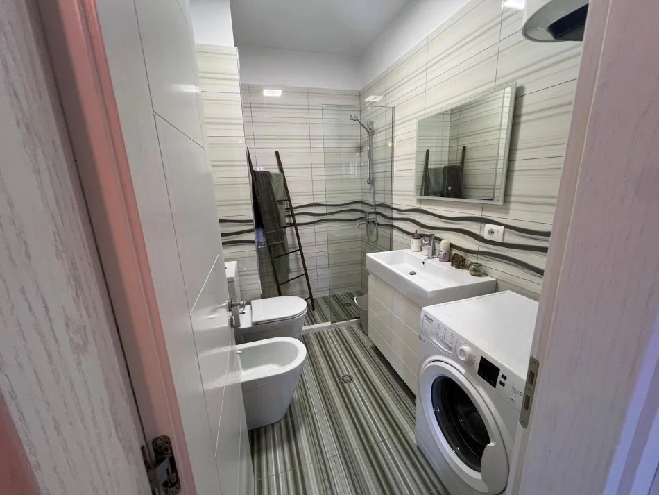 Tirane, jepet me qera apartament 2+1+Ballkon Kati 4, 100 m² 701 € (Siper Kopshtit Zoologjik)