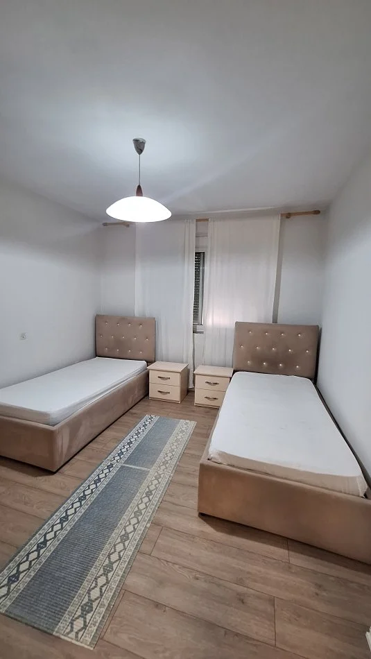 Tirane, jepet me qera apartament 3+1 Kati 2, 100 m² 600 € (Xhamlliku, Njësia Bashkiake Nr. 3, Tirana, Tirane)