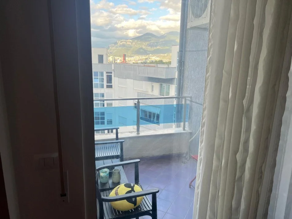 Tirane, jepet me qera apartament 2+1+Ballkon Kati 4, 100 m² 701 € (Siper Kopshtit Zoologjik)