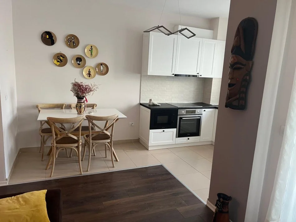 Tirane, jepet me qera apartament 2+1+Ballkon Kati 4, 100 m² 701 € (Siper Kopshtit Zoologjik)