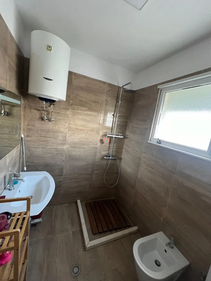 Tirane, jepet me qera apartament 2+1+Ballkon Kati 4, 100 m² 701 € (Siper Kopshtit Zoologjik)