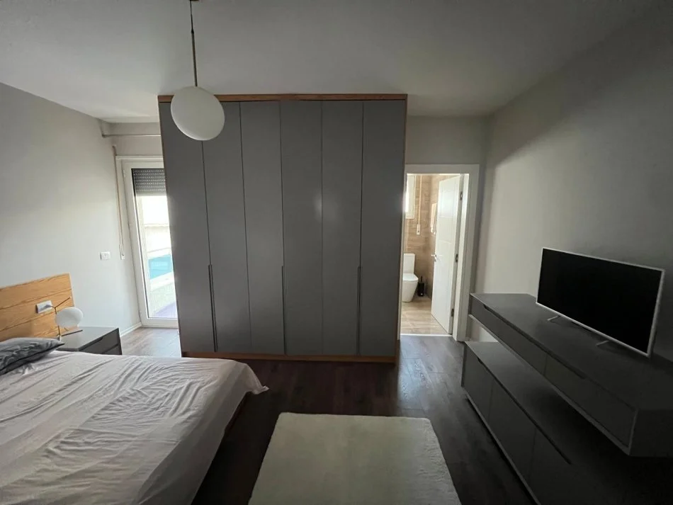 Tirane, jepet me qera apartament 2+1+Ballkon Kati 4, 100 m² 701 € (Siper Kopshtit Zoologjik)