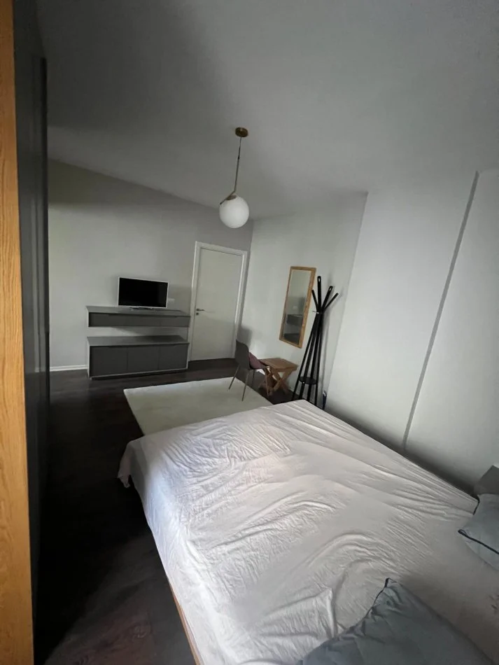 Tirane, jepet me qera apartament 2+1+Ballkon Kati 4, 100 m² 701 € (Siper Kopshtit Zoologjik)