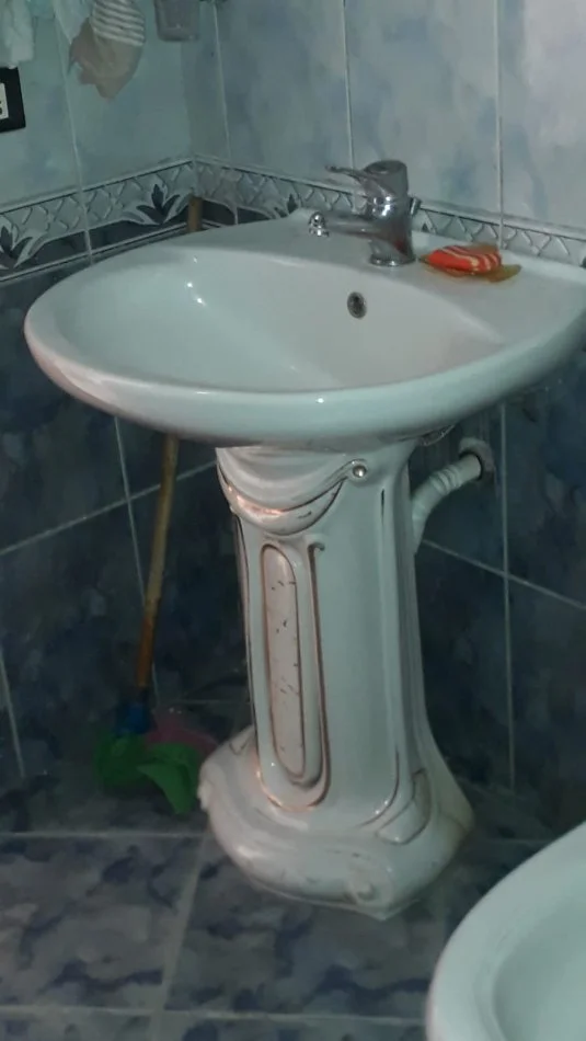 Tirane, shes Shiten Mobilje, hidrosanitare