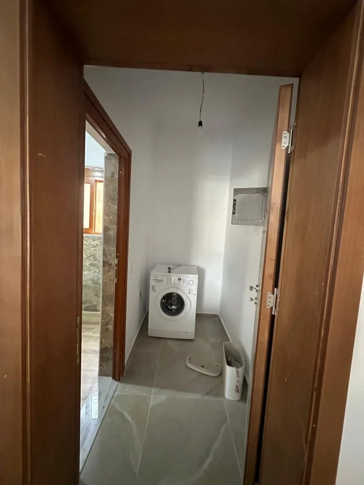 Tirane, jepet me qera Vile 3+1 Kati 3, 149 m² 600 € (Astir Rruga Kryesore)