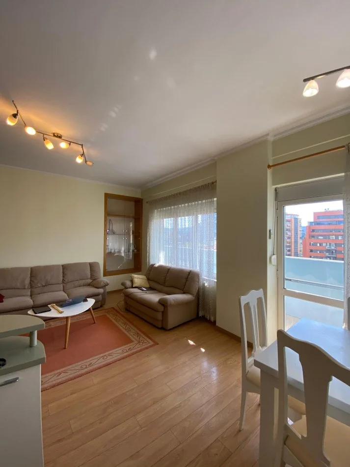 Tirane, jepet me qera apartament 2+1+2, Kati 7, 100 m² 750 € (PAZARI I RI, SHESHI AVNI RUSTEMI)