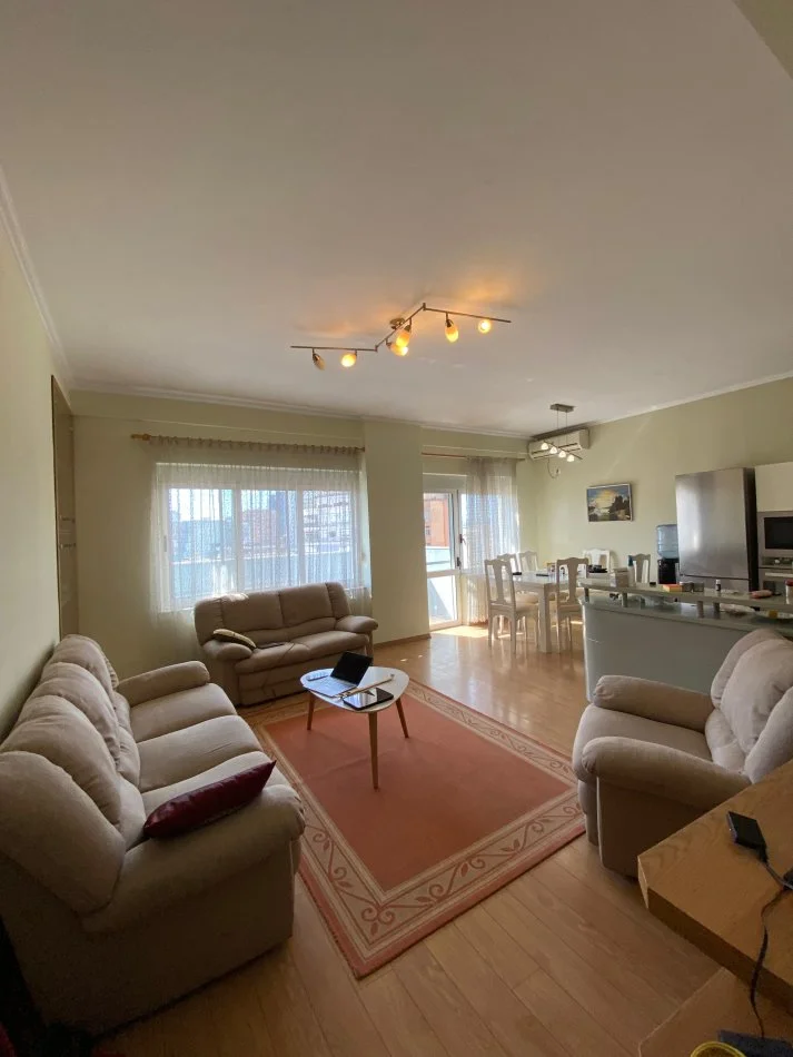 Tirane, jepet me qera apartament 2+1+2, Kati 7, 100 m² 750 € (PAZARI I RI, SHESHI AVNI RUSTEMI)