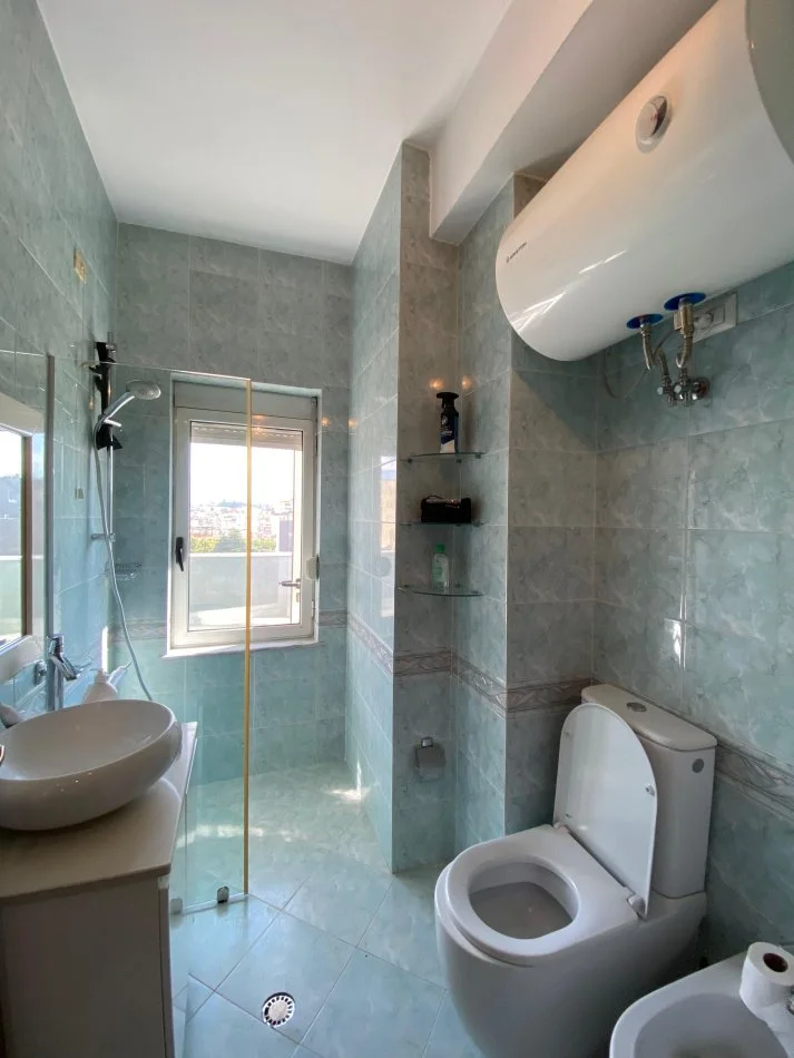 Tirane, jepet me qera apartament 2+1+2, Kati 7, 100 m² 750 € (PAZARI I RI, SHESHI AVNI RUSTEMI)