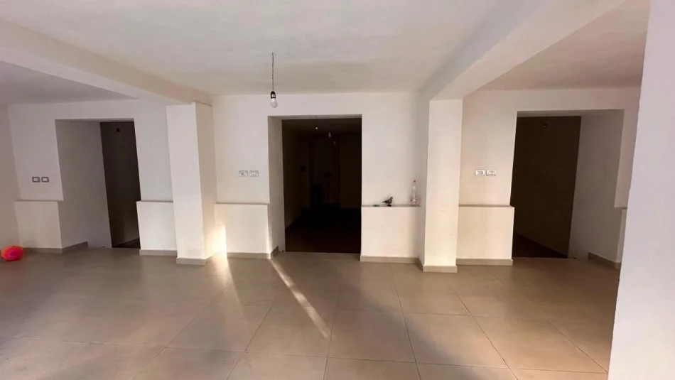 Tirane, jepet me qera ambjent biznesi Kati 0,  120 m²  1.200 €/muaj, (SHALLVARET)