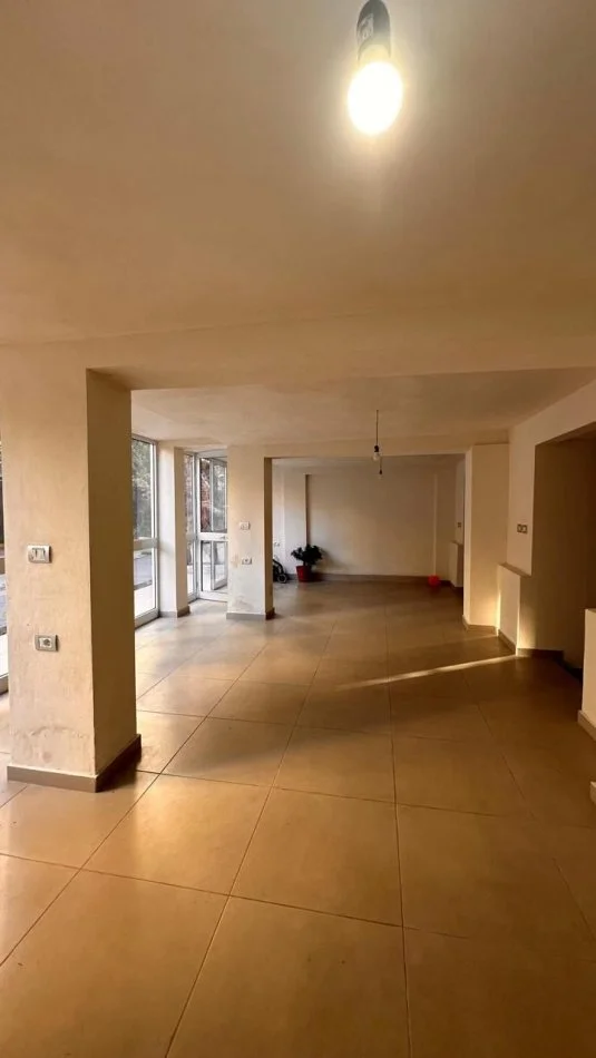 Tirane, jepet me qera ambjent biznesi Kati 0,  120 m²  1.200 €/muaj, (SHALLVARET)