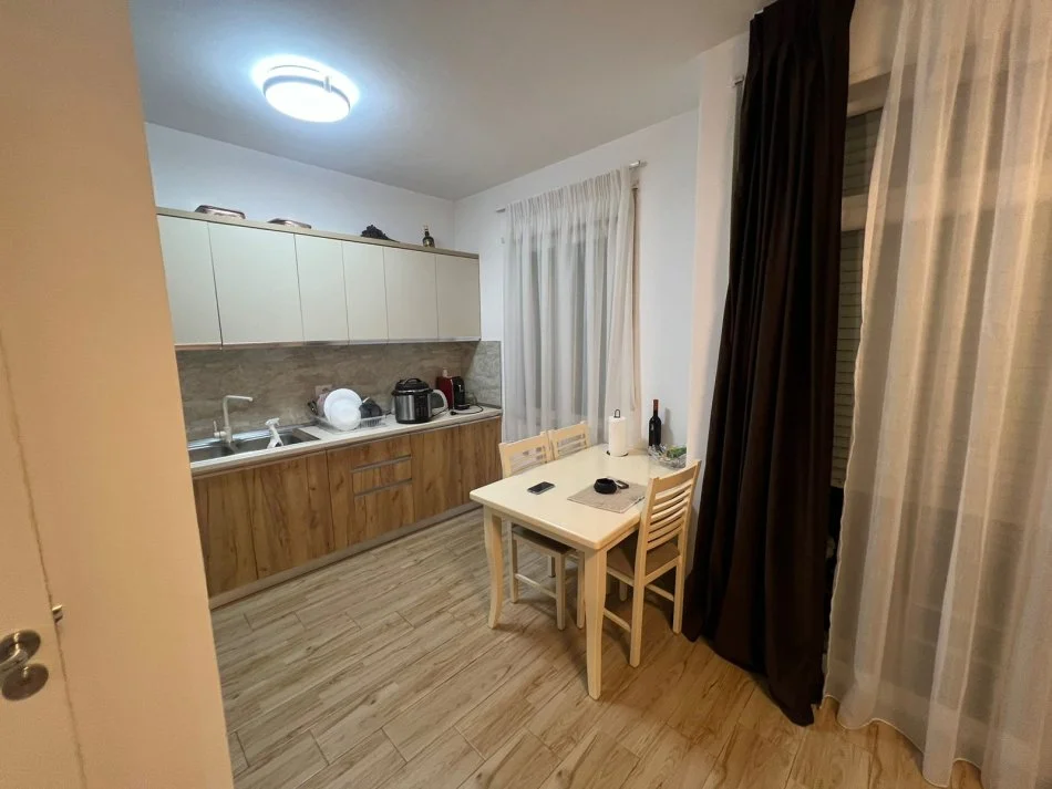 Tirane, jepet me qera apartament 1+1 Kati 1, 60 m² 500 € (Rruga 5 Maji)